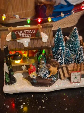 Kerstboom verkoop tafereel met verlichting die op batterijen beschikbaar voor biedingen