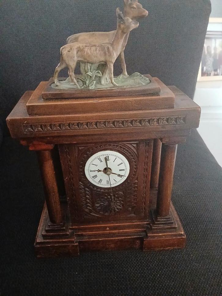 Antieke houten klok met hertenbeeld, Antiek en Kunst, Antiek | Klokken, Ophalen of Verzenden