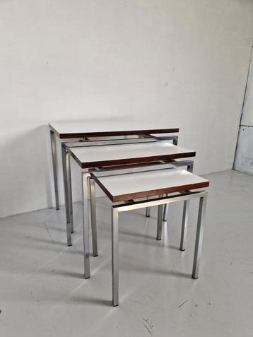 Vintage nest tafeltjes design. Mooie set uit de jaren 60. beschikbaar voor biedingen