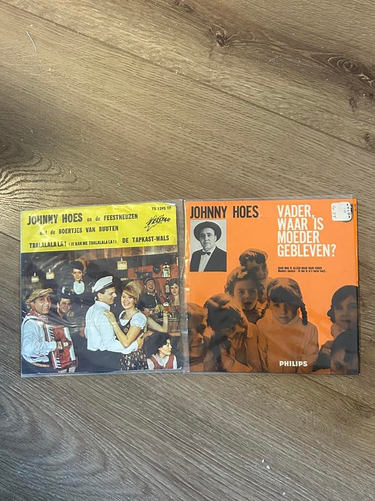 JOHNNY HOES 2 oude krasvrije singeltjes, Ophalen of Verzenden, Zo goed als nieuw, Overige formaten, Levenslied of Smartlap