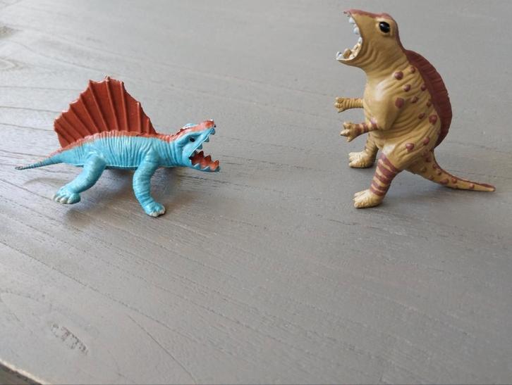 2 dinosaurussen/dino figuren, Verzamelen, Dierenverzamelingen, Zo goed als nieuw, Beeldje of Figuurtje, Ophalen