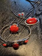 Armband hanger oorknopjes en ring met rode steen, Sieraden, Tassen en Uiterlijk, Armbanden, Ophalen of Verzenden, Zo goed als nieuw