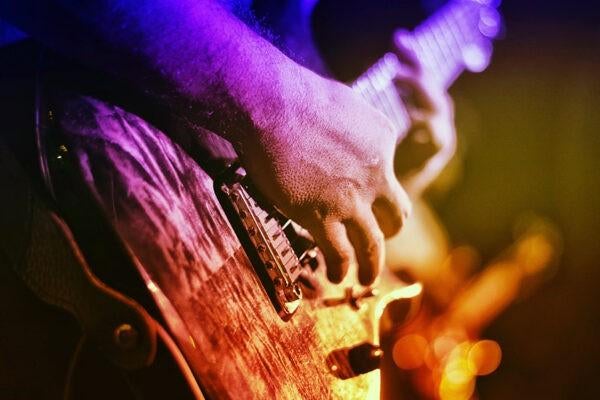 Gevraagd gitaarleraar, Komt aan huis, Snaarinstrumenten