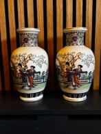 Twee Chinese porseleinen vazen, Antiek en Kunst, Antiek | Vazen, Ophalen