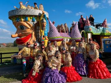 complete kleurrijke carnavals kostuums  beschikbaar voor biedingen