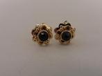 Gouden oorknopjes met granaat                           G120, Gebruikt, ., Ophalen of Verzenden, .