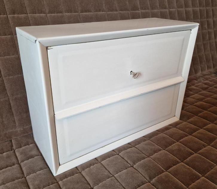 Medicijnkastje (heel apart!) - metaal. Vintage jaren '50., Huis en Inrichting, Badkamer | Badkamermeubels, Gebruikt, Overige typen