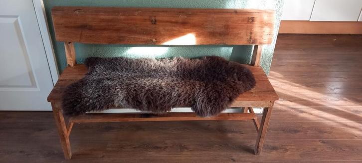 Houten bankje met schapenvacht, Antiek en Kunst, Antiek | Meubels | Stoelen en Banken, Ophalen