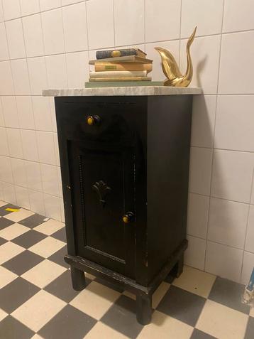 Mooi zwart nachtkastje met marmeren blad beschikbaar voor biedingen