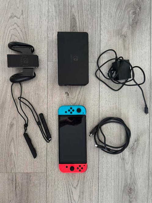 Te koop nintendo switch oled met toebehoren, Spelcomputers en Games, Spelcomputers | Nintendo Switch, Zo goed als nieuw, Switch OLED