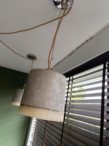 2 hanglampen vtwonen, beton en siliconen beschikbaar voor biedingen