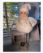 Schattige pop op voet, kraag, muts, 39 cm, Woondecoratie, Ophalen of Verzenden
