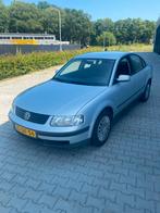 Volkswagen Passat 1.6 74KW 1999 Grijs nw apk inruil koopje, Stof, 1206 kg, 4 cilinders, 100 pk