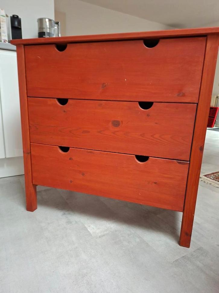 Houten Ikea ladekastje roodbruin, in het echt minder fel, Huis en Inrichting, Kasten | Ladekasten, Zo goed als nieuw, Minder dan 100 cm