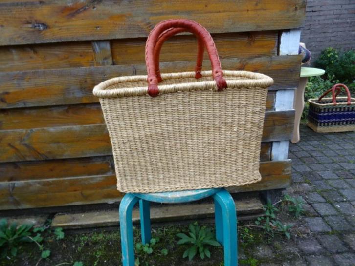 Ghana shopper Bolgatanga 2 lederen handvatten 64x40 cm, Huis en Inrichting, Woonaccessoires | Schalen en Manden, Nieuw, Mand, Ovaal