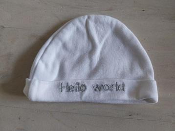 Petit Villain wit babymutsje Hello World  beschikbaar voor biedingen