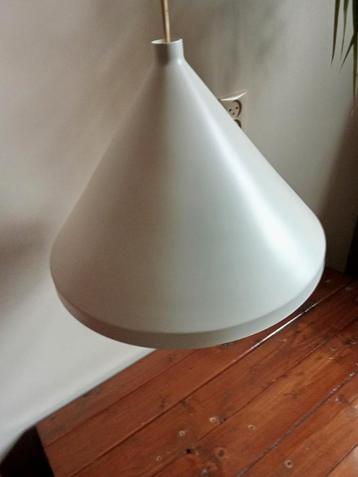 Witte hanglamp beschikbaar voor biedingen