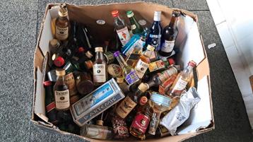 Verzameling miniatuur flesjes drank beschikbaar voor biedingen