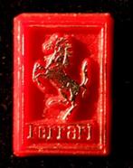 Ferrari speld- rood plastic, Verzamelen, Speldjes, Pins en Buttons, Verzenden, Nieuw, Transport, Speldje of Pin