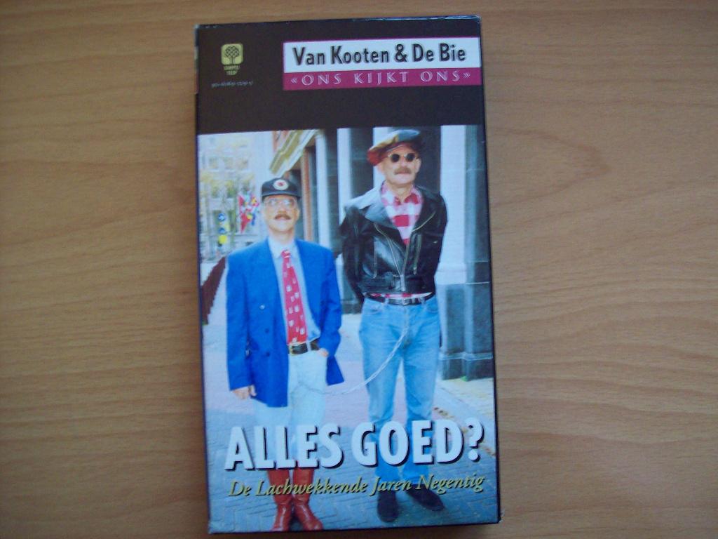 Van Kooten & De Bie - Alles Goed? (Ons Kijkt Ons) VHS, Alle leeftijden, Ophalen of Verzenden, Zo goed als nieuw, Tv-serie of Tv-programma