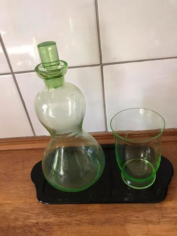 Groen glazen karaf en glas plus plateau  zwart. Copier beschikbaar voor biedingen