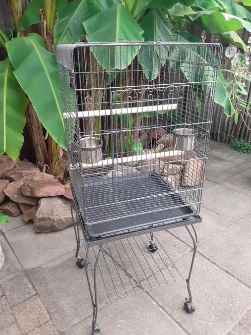 Nette vogelkooi met onderstel., Dieren en Toebehoren, Vogels | Hokken en Kooien, Zo goed als nieuw, Vogelkooi, Metaal, Ophalen