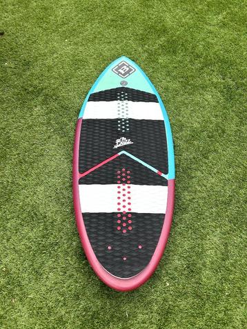 Hyperlight wakesurf board ‘The Buzz’ van Byerly Buzz beschikbaar voor biedingen