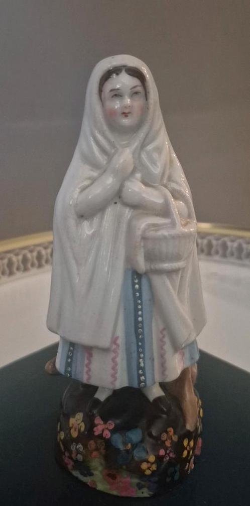 Vintage Porseleinen Beeldje Meisje met Mand, Antiek en Kunst, Antiek | Porselein, Ophalen