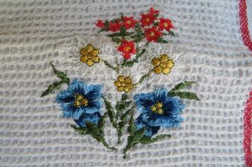 Vintage geborduurde keukendoek met bloemen beschikbaar voor biedingen