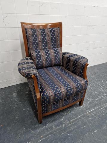 Vintage fauteuil in blauwe patroonstof met hout beschikbaar voor biedingen