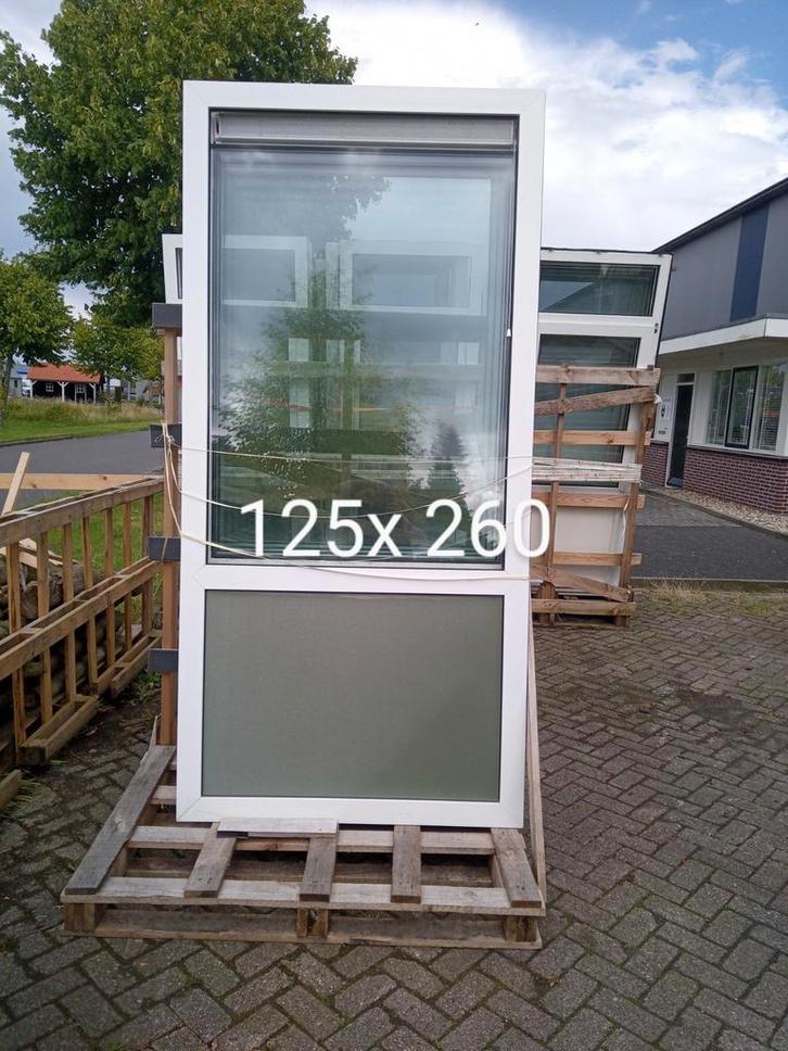 Kunststof raamkozijn gratis, Doe-het-zelf en Verbouw, Kozijnen en Schuifpuien, Gebruikt, Raamkozijn, Kunststof, 75 tot 150 cm