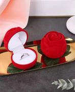 Een rood fluwelen rozenringdoos, Ophalen of Verzenden, Nieuw, Rood, Dame
