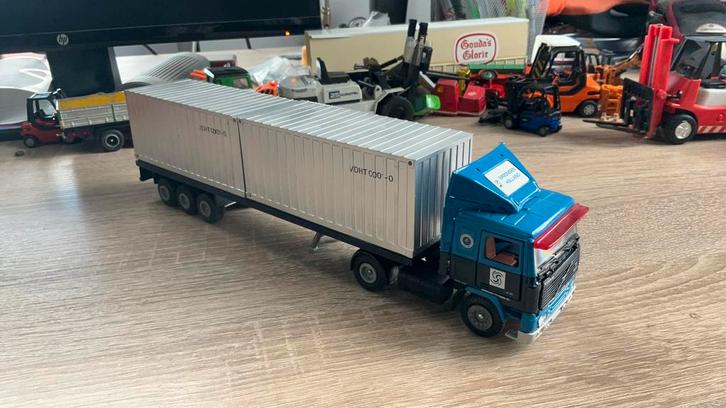 VOLVO F10 trekker oplegger in zeer nette staat geen doos, Hobby en Vrije tijd, Modelauto's | 1:50, Zo goed als nieuw, Bus of Vrachtwagen
