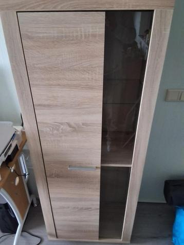 houten kast met deur en glazen element beschikbaar voor biedingen