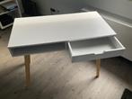 Leuk wit bureautje met houten poten, Huis en Inrichting, Ophalen, Gebruikt, Bureau