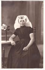 Foto Jonge Vrouw Klederdracht Zuid-Beveland Verschoore Goes, Gebruikt, Foto, Klederdracht, Ophalen of Verzenden