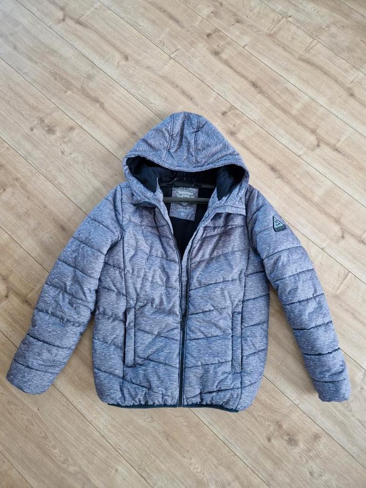 Warme grijze winterjas met capuchon, maat 158 - 164, Kinderen en Baby's, Kinderkleding | Maat 158, Zo goed als nieuw, Jongen, Jas