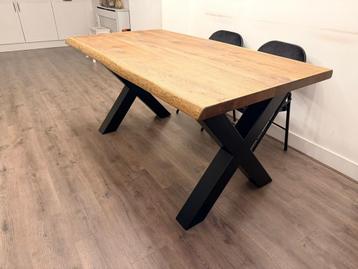 Prachtige eikenhout eettafel met Metalen Onderstel beschikbaar voor biedingen