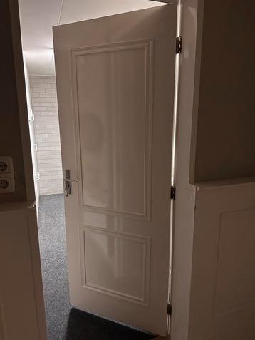 Witte deur met verschillende kanten beschikbaar voor biedingen