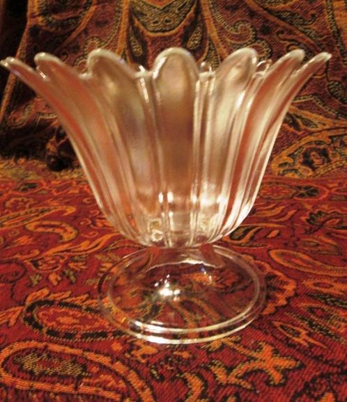 Mooie oude glazen compotier bloemdesign, Antiek en Kunst, Antiek | Glas en Kristal, Ophalen of Verzenden