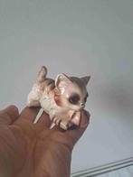 Poes van porselein speelt met strandbal L11 x B5.5 x H7 cm, Ophalen of Verzenden, Zo goed als nieuw, Hond of Kat, Beeldje of Figuurtje