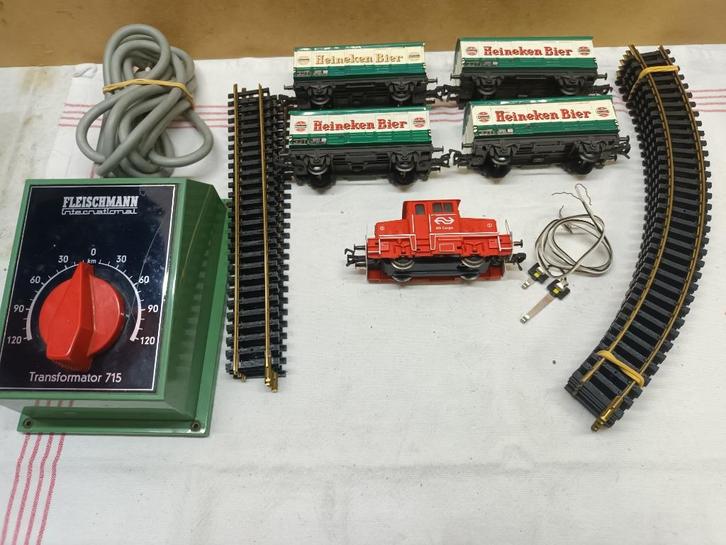 FLEISCHMANN  V. 42-04 CARGO MET 4 HEINEKEN WAGONS RAILS, Hobby en Vrije tijd, Modeltreinen | H0, Gebruikt, Treinset, Gelijkstroom