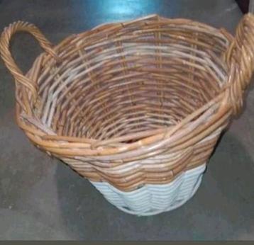 Grote Ronde Rotan Mand met Handvatten.Izgst!! beschikbaar voor biedingen