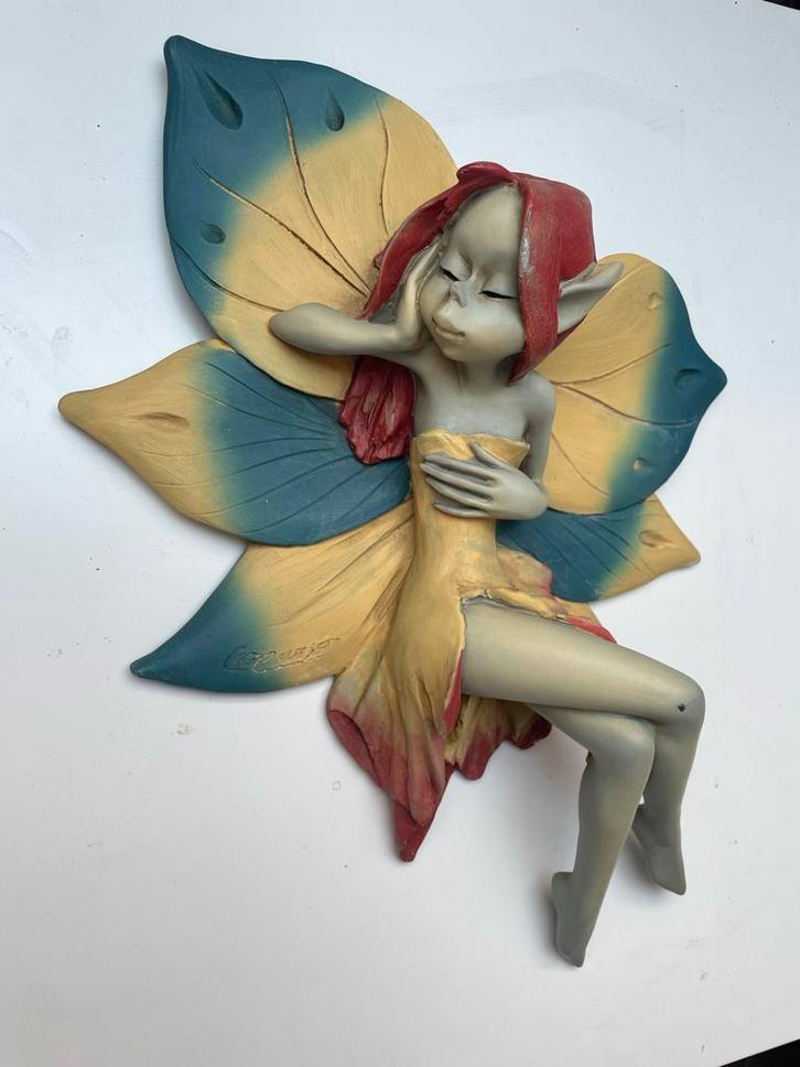 Wandsculptuur slapende elf gesigneerd, Antiek en Kunst, Kunst | Beelden en Houtsnijwerken, Ophalen of Verzenden