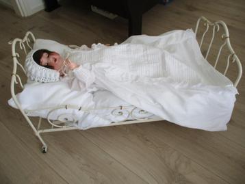 antiek frans poppenbed beschikbaar voor biedingen