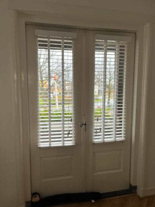 Twee houten horizontale jaloezieen, Huis en Inrichting, Stoffering | Gordijnen en Lamellen, Zo goed als nieuw, 100 tot 150 cm