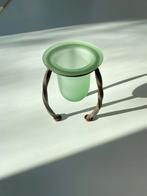 Vintage Groene Vaas met Smeedijzeren Standaard, Huis en Inrichting, Gebruikt, Ophalen of Verzenden, Glas, Minder dan 50 cm