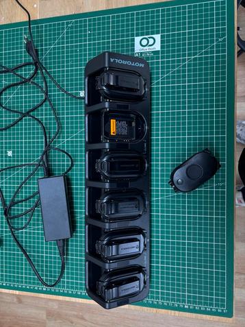 Motorola CLP446E Set met 6 Portofoons, Multilader & Oortjes beschikbaar voor biedingen