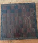 Zwaar houten schaakbord met reliëf, Ophalen of Verzenden, Minder dan 500 stukjes, Zo goed als nieuw, Schaken