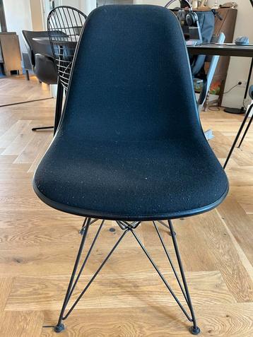 Vitra Eames stoel (DSR Zwart gestoffeerd, zwart onderstel) beschikbaar voor biedingen